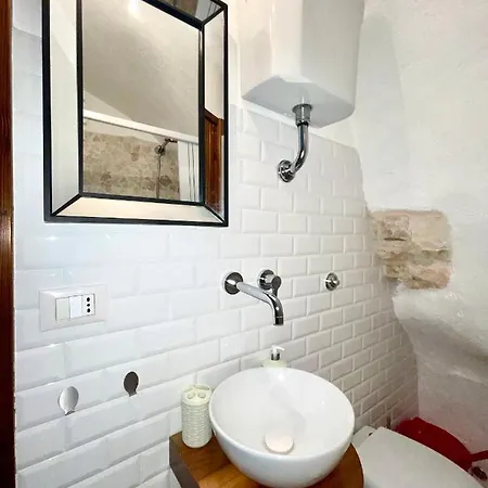 Nella Roccia * 奥斯图尼