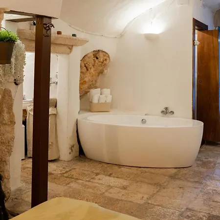 Nella Roccia 奥斯图尼