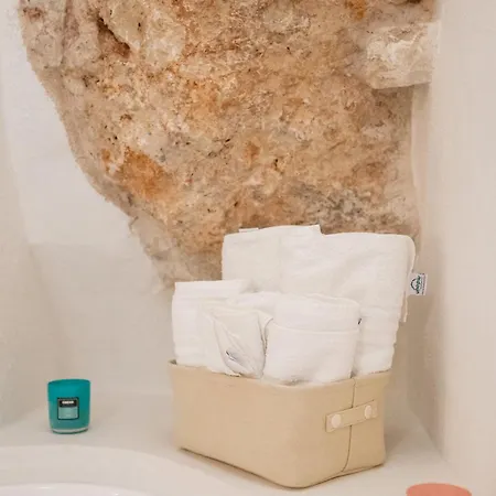 Nella Roccia 奥斯图尼